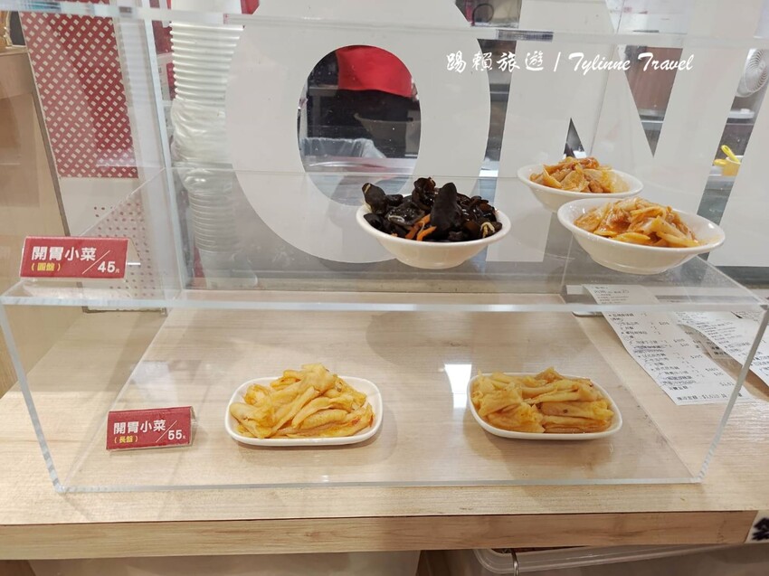 台北麻辣鍋「元心燃麻辣堂」超大份鍋底，麻辣滷肉飯搭配厚奶茶超解辣。