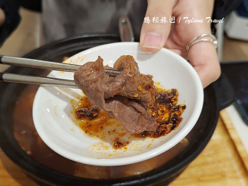 台北麻辣鍋「元心燃麻辣堂」超大份鍋底，麻辣滷肉飯搭配厚奶茶超解辣。