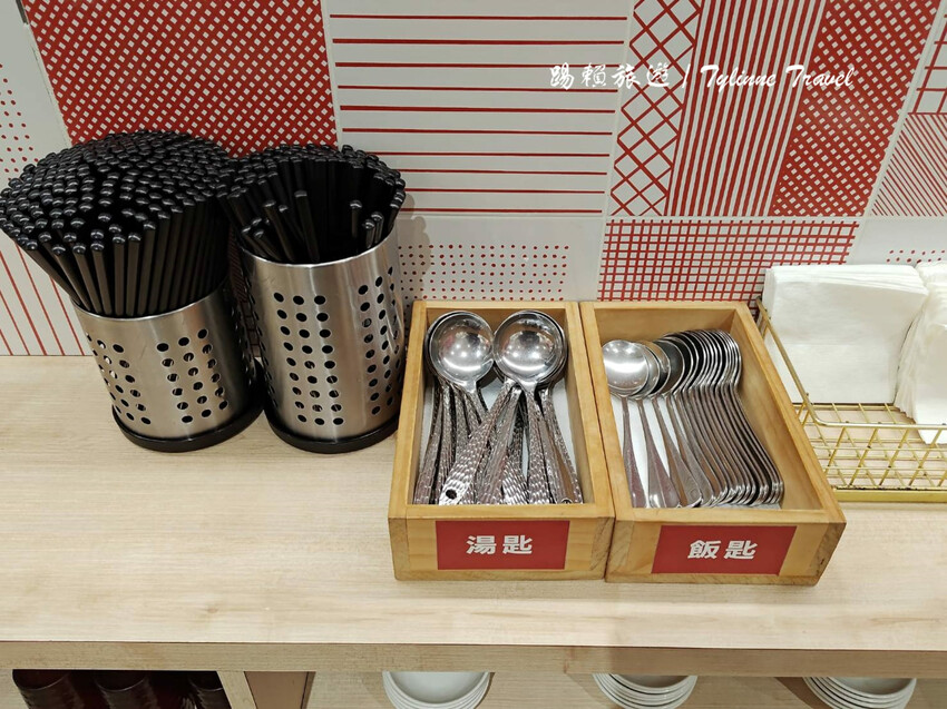 台北麻辣鍋「元心燃麻辣堂」超大份鍋底，麻辣滷肉飯搭配厚奶茶超解辣。