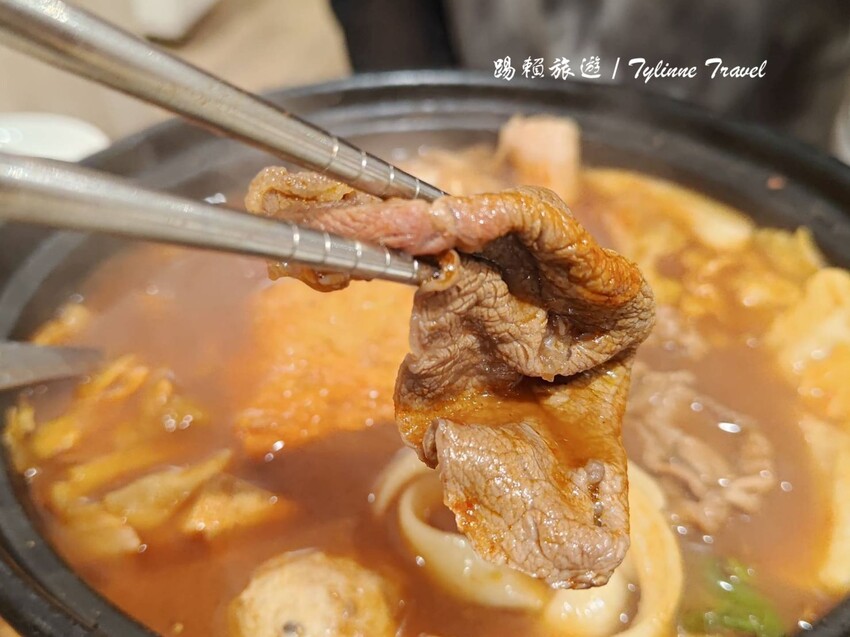 台北麻辣鍋「元心燃麻辣堂」超大份鍋底，麻辣滷肉飯搭配厚奶茶超解辣。