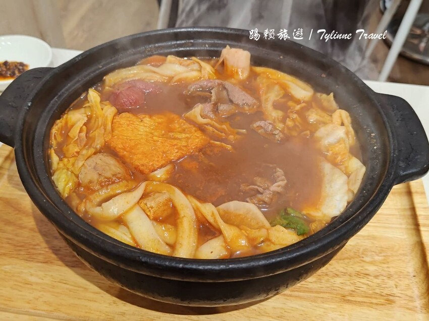 台北麻辣鍋「元心燃麻辣堂」超大份鍋底，麻辣滷肉飯搭配厚奶茶超解辣。