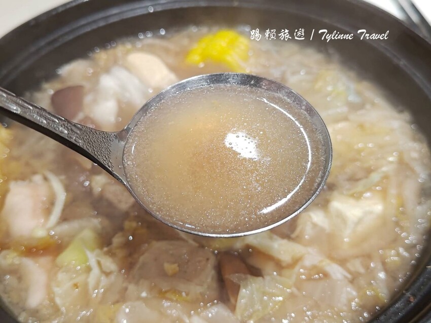 台北麻辣鍋「元心燃麻辣堂」超大份鍋底，麻辣滷肉飯搭配厚奶茶超解辣。