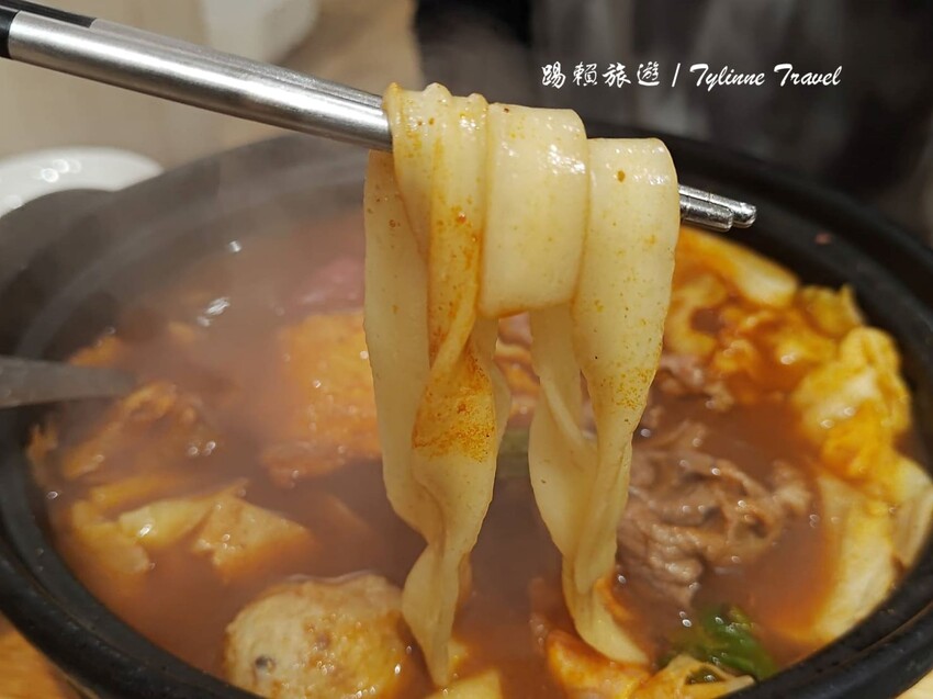 台北麻辣鍋「元心燃麻辣堂」超大份鍋底，麻辣滷肉飯搭配厚奶茶超解辣。