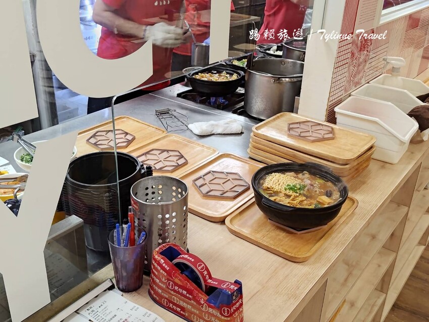 台北麻辣鍋「元心燃麻辣堂」超大份鍋底，麻辣滷肉飯搭配厚奶茶超解辣。