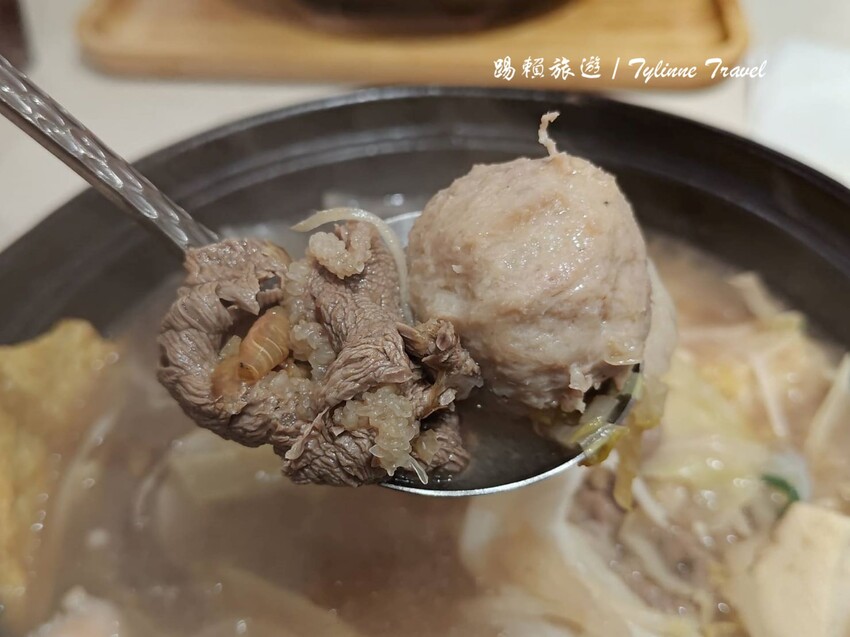 台北麻辣鍋「元心燃麻辣堂」超大份鍋底，麻辣滷肉飯搭配厚奶茶超解辣。