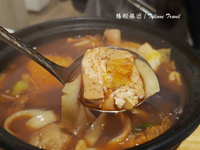 台北麻辣鍋「元心燃麻辣堂」超大份鍋底，麻辣滷肉飯搭配厚奶茶超解辣。