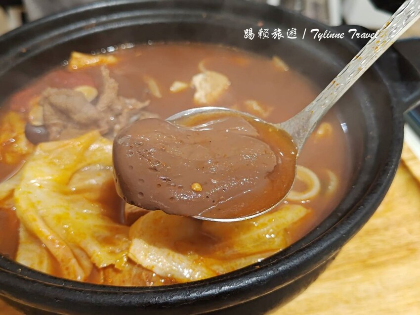 台北麻辣鍋「元心燃麻辣堂」超大份鍋底，麻辣滷肉飯搭配厚奶茶超解辣。