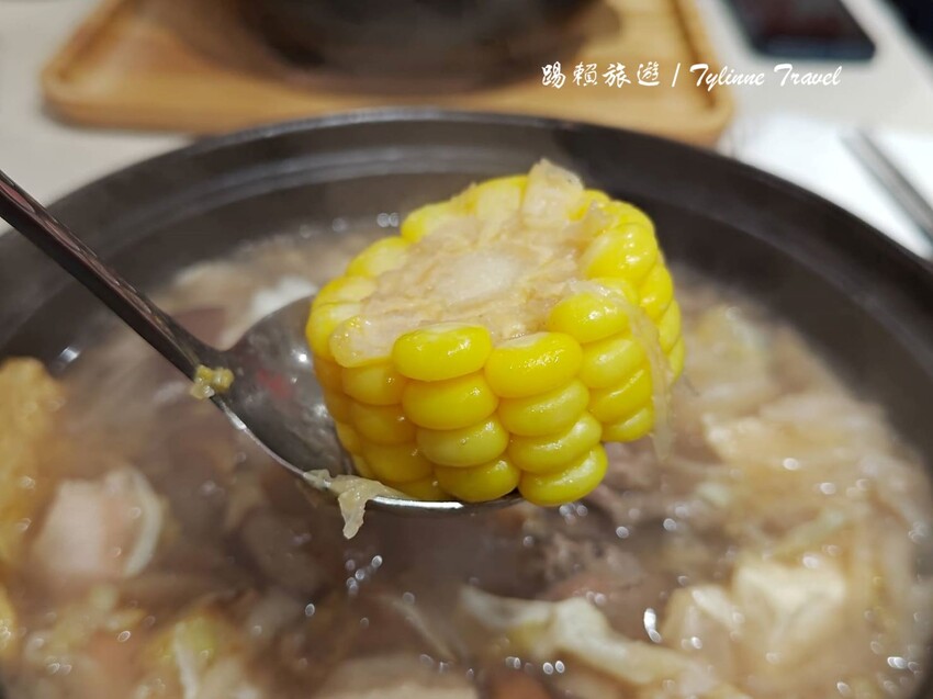 台北麻辣鍋「元心燃麻辣堂」超大份鍋底，麻辣滷肉飯搭配厚奶茶超解辣。