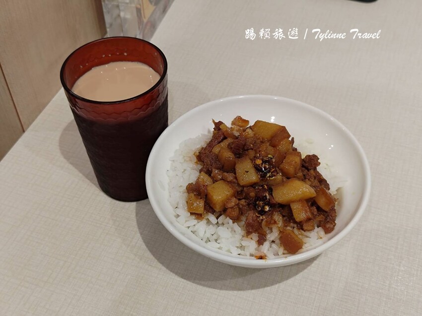 台北麻辣鍋「元心燃麻辣堂」超大份鍋底，麻辣滷肉飯搭配厚奶茶超解辣。