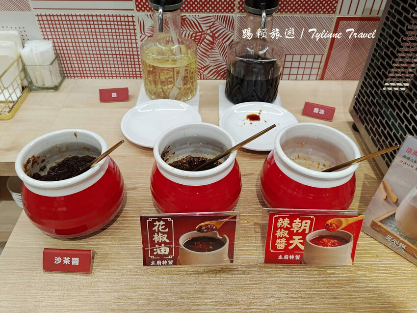 台北麻辣鍋「元心燃麻辣堂」超大份鍋底，麻辣滷肉飯搭配厚奶茶超解辣。