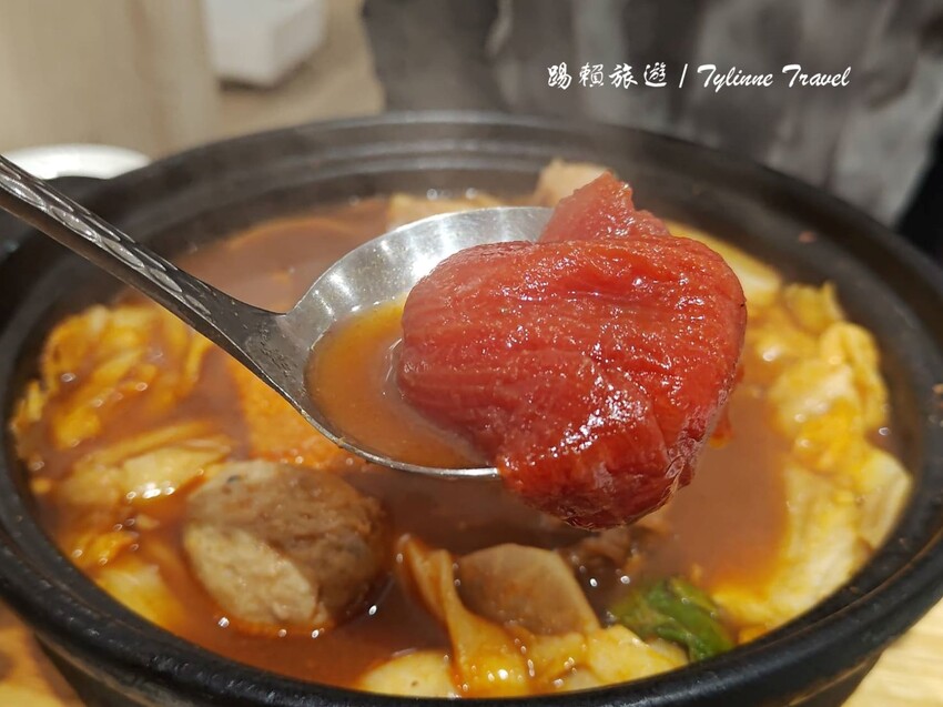 台北麻辣鍋「元心燃麻辣堂」超大份鍋底，麻辣滷肉飯搭配厚奶茶超解辣。