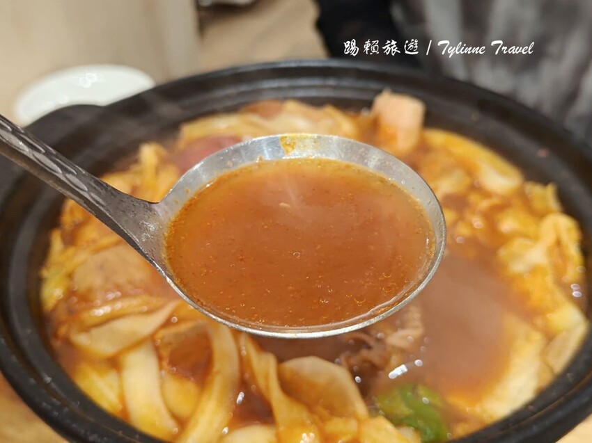台北麻辣鍋「元心燃麻辣堂」超大份鍋底，麻辣滷肉飯搭配厚奶茶超解辣。