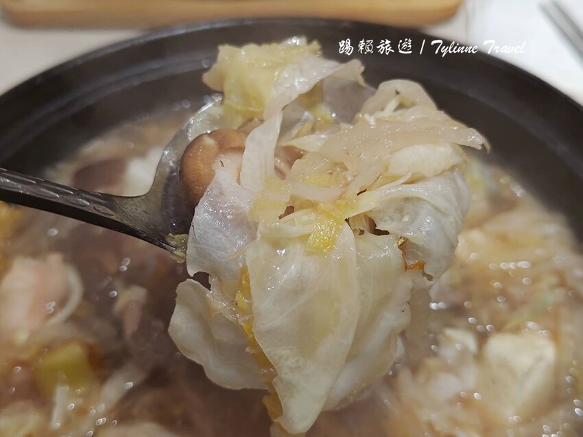 台北麻辣鍋「元心燃麻辣堂」超大份鍋底，麻辣滷肉飯搭配厚奶茶超解辣。