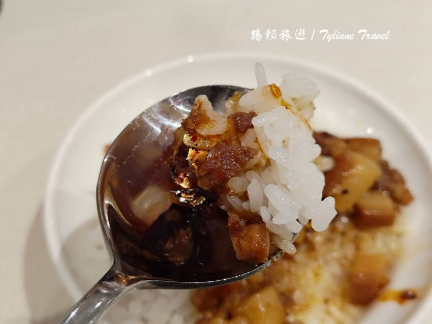 台北麻辣鍋「元心燃麻辣堂」超大份鍋底，麻辣滷肉飯搭配厚奶茶超解辣。