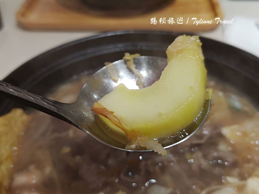 台北麻辣鍋「元心燃麻辣堂」超大份鍋底，麻辣滷肉飯搭配厚奶茶超解辣。