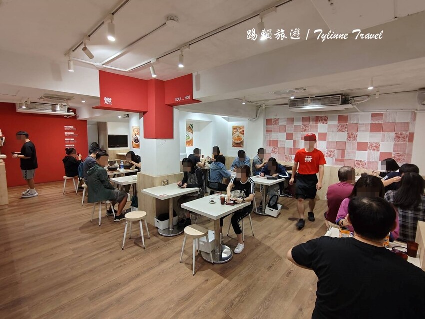 台北麻辣鍋「元心燃麻辣堂」超大份鍋底，麻辣滷肉飯搭配厚奶茶超解辣。