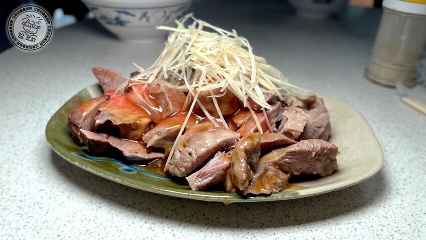 台北市萬華區【 龍山寺美食 】1碗20元的米粉湯只有在地老饕才知道，嘴巴肉、大腸頭、生腸、豬心都必點！好款姨米粉湯