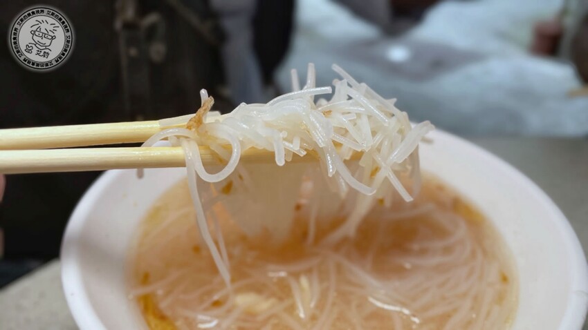 台北市萬華區【 龍山寺美食 】1碗20元的米粉湯只有在地老饕才知道，嘴巴肉、大腸頭、生腸、豬心都必點！好款姨米粉湯