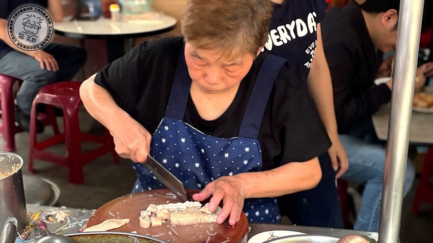 台北市萬華區【 龍山寺美食 】1碗20元的米粉湯只有在地老饕才知道，嘴巴肉、大腸頭、生腸、豬心都必點！好款姨米粉湯