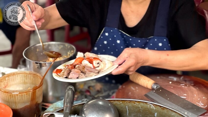 台北市萬華區【 龍山寺美食 】1碗20元的米粉湯只有在地老饕才知道，嘴巴肉、大腸頭、生腸、豬心都必點！好款姨米粉湯
