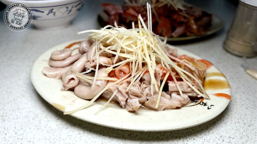 台北市萬華區【 龍山寺美食 】1碗20元的米粉湯只有在地老饕才知道，嘴巴肉、大腸頭、生腸、豬心都必點！好款姨米粉湯