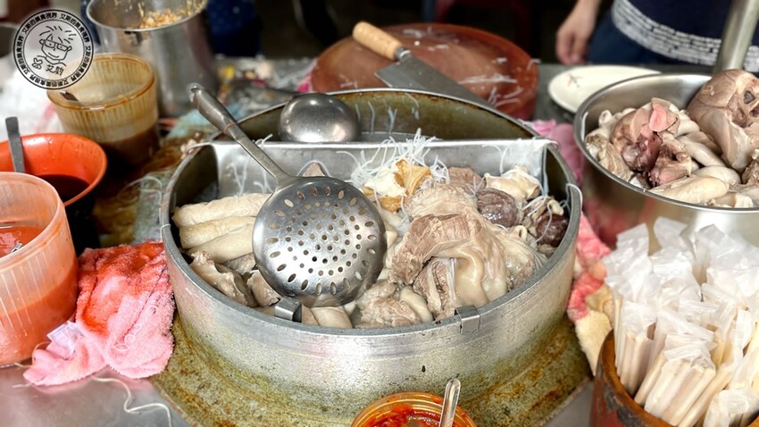 台北市萬華區【 龍山寺美食 】1碗20元的米粉湯只有在地老饕才知道，嘴巴肉、大腸頭、生腸、豬心都必點！好款姨米粉湯