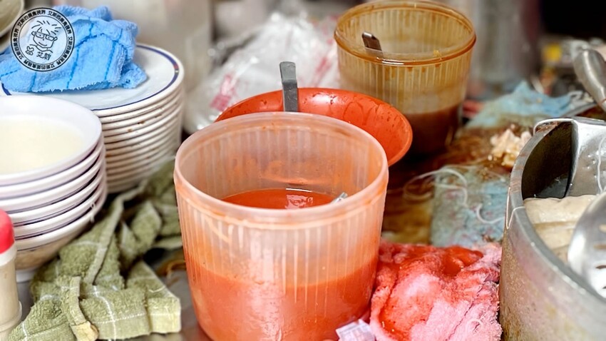 台北市萬華區【 龍山寺美食 】1碗20元的米粉湯只有在地老饕才知道，嘴巴肉、大腸頭、生腸、豬心都必點！好款姨米粉湯