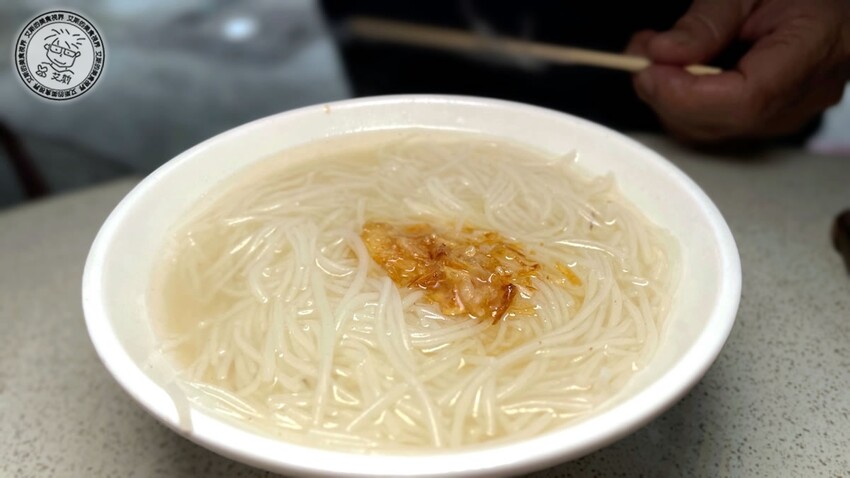 台北市萬華區【 龍山寺美食 】1碗20元的米粉湯只有在地老饕才知道，嘴巴肉、大腸頭、生腸、豬心都必點！好款姨米粉湯