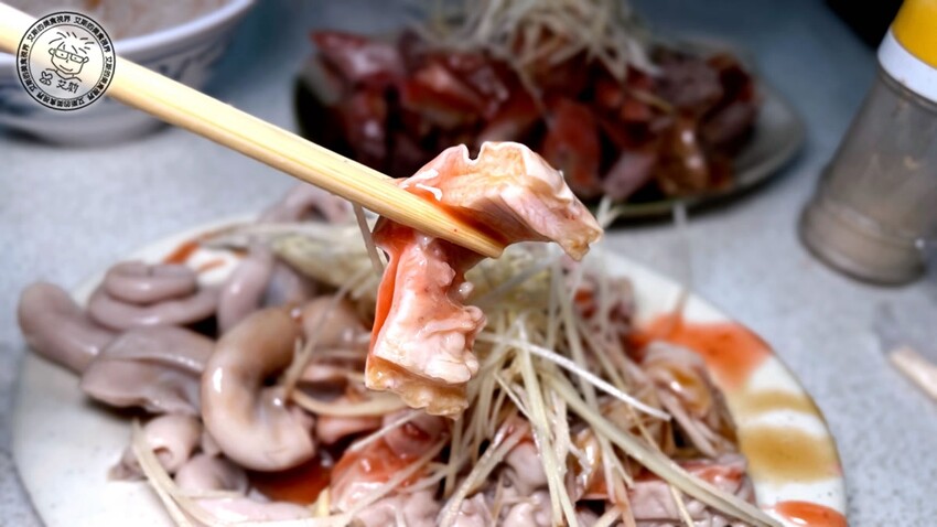 台北市萬華區【 龍山寺美食 】1碗20元的米粉湯只有在地老饕才知道，嘴巴肉、大腸頭、生腸、豬心都必點！好款姨米粉湯