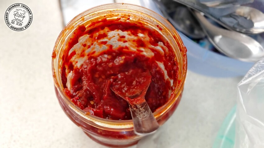 台北市萬華區【 龍山寺美食 】1碗20元的米粉湯只有在地老饕才知道，嘴巴肉、大腸頭、生腸、豬心都必點！好款姨米粉湯