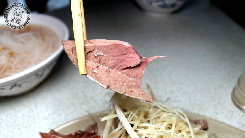台北市萬華區【 龍山寺美食 】1碗20元的米粉湯只有在地老饕才知道，嘴巴肉、大腸頭、生腸、豬心都必點！好款姨米粉湯
