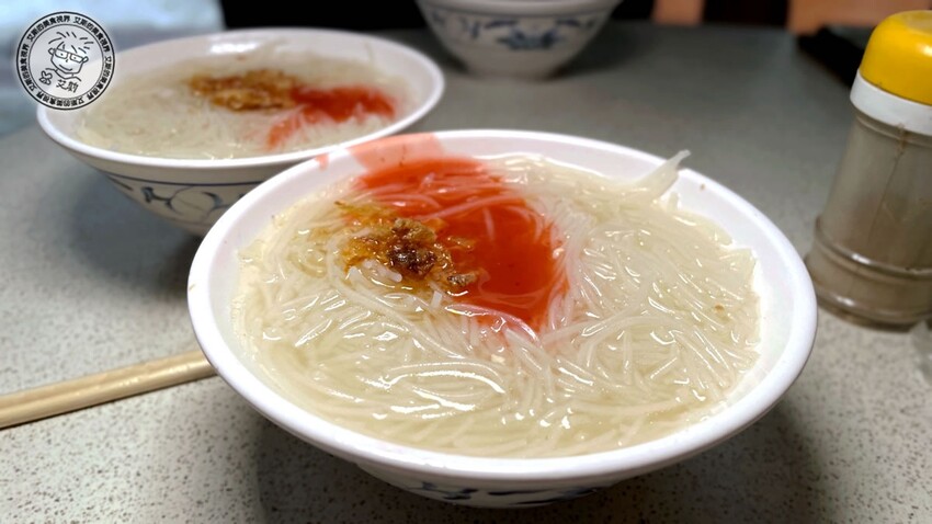 台北市萬華區【 龍山寺美食 】1碗20元的米粉湯只有在地老饕才知道，嘴巴肉、大腸頭、生腸、豬心都必點！好款姨米粉湯
