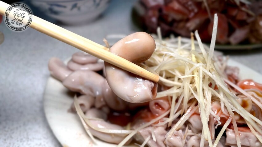 台北市萬華區【 龍山寺美食 】1碗20元的米粉湯只有在地老饕才知道，嘴巴肉、大腸頭、生腸、豬心都必點！好款姨米粉湯