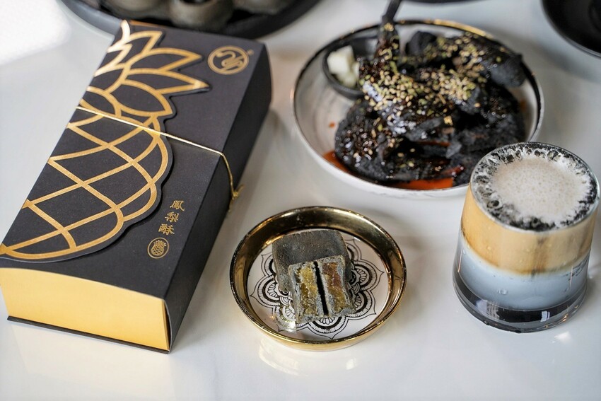 【Vu Cafe•烏色咖啡】黑色系料理,給你全新的感官味覺新體驗!烏色炸雞翅、烏色鬆餅、烏色鳳梨酥,更還有黑色系義大利麵!平日不限時且提供免費wifi,還是間寵物友善餐廳! - 阿華田的美食日記