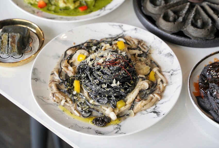 【Vu Cafe•烏色咖啡】黑色系料理,給你全新的感官味覺新體驗!烏色炸雞翅、烏色鬆餅、烏色鳳梨酥,更還有黑色系義大利麵!平日不限時且提供免費wifi,還是間寵物友善餐廳! - 阿華田的美食日記