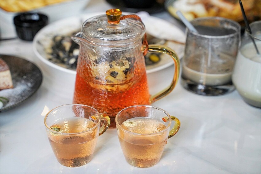 【Vu Cafe•烏色咖啡】黑色系料理,給你全新的感官味覺新體驗!烏色炸雞翅、烏色鬆餅、烏色鳳梨酥,更還有黑色系義大利麵!平日不限時且提供免費wifi,還是間寵物友善餐廳! - 阿華田的美食日記