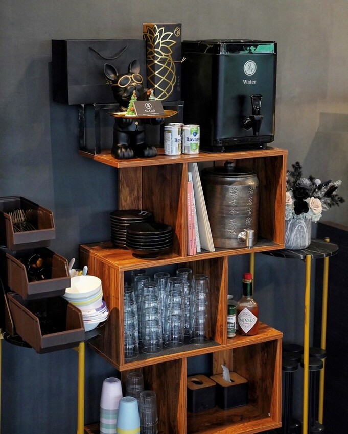 【Vu Cafe•烏色咖啡】黑色系料理,給你全新的感官味覺新體驗!烏色炸雞翅、烏色鬆餅、烏色鳳梨酥,更還有黑色系義大利麵!平日不限時且提供免費wifi,還是間寵物友善餐廳! - 阿華田的美食日記