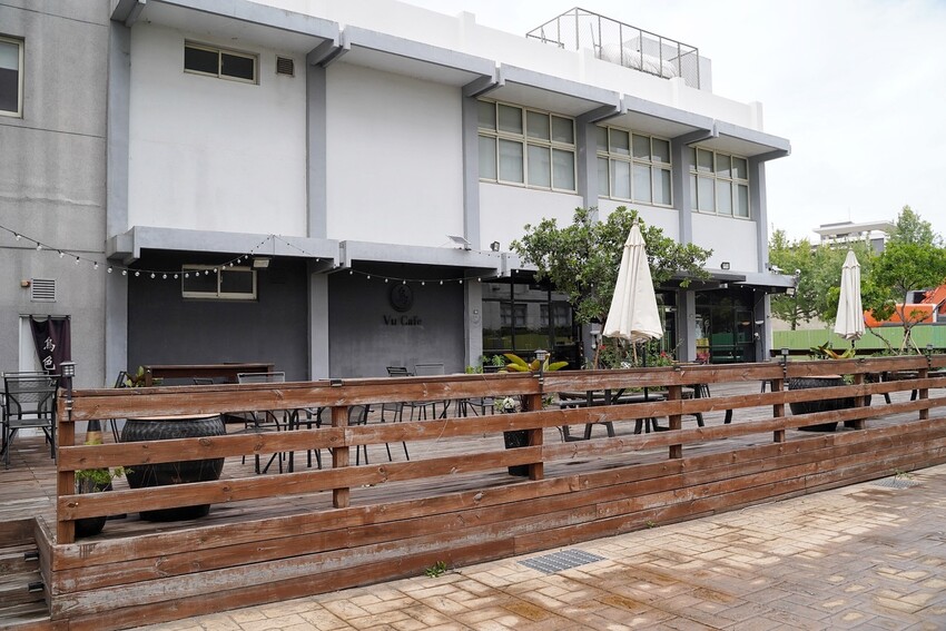 【Vu Cafe•烏色咖啡】黑色系料理,給你全新的感官味覺新體驗!烏色炸雞翅、烏色鬆餅、烏色鳳梨酥,更還有黑色系義大利麵!平日不限時且提供免費wifi,還是間寵物友善餐廳! - 阿華田的美食日記