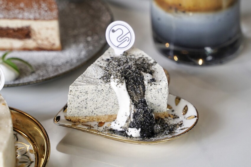 【Vu Cafe•烏色咖啡】黑色系料理,給你全新的感官味覺新體驗!烏色炸雞翅、烏色鬆餅、烏色鳳梨酥,更還有黑色系義大利麵!平日不限時且提供免費wifi,還是間寵物友善餐廳! - 阿華田的美食日記