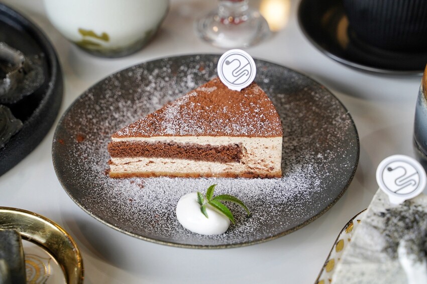 【Vu Cafe•烏色咖啡】黑色系料理,給你全新的感官味覺新體驗!烏色炸雞翅、烏色鬆餅、烏色鳳梨酥,更還有黑色系義大利麵!平日不限時且提供免費wifi,還是間寵物友善餐廳! - 阿華田的美食日記