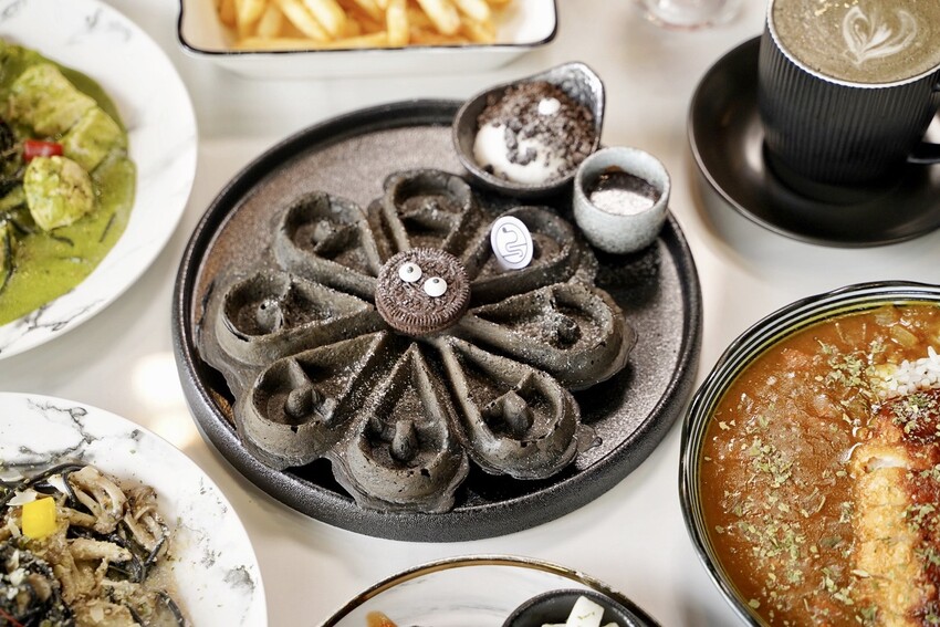 【Vu Cafe•烏色咖啡】黑色系料理,給你全新的感官味覺新體驗!烏色炸雞翅、烏色鬆餅、烏色鳳梨酥,更還有黑色系義大利麵!平日不限時且提供免費wifi,還是間寵物友善餐廳! - 阿華田的美食日記