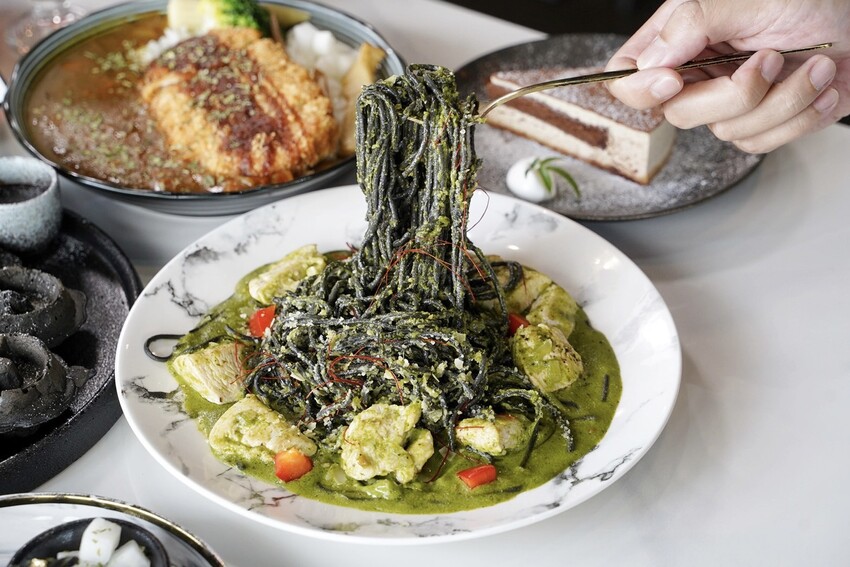 【Vu Cafe•烏色咖啡】黑色系料理,給你全新的感官味覺新體驗!烏色炸雞翅、烏色鬆餅、烏色鳳梨酥,更還有黑色系義大利麵!平日不限時且提供免費wifi,還是間寵物友善餐廳! - 阿華田的美食日記