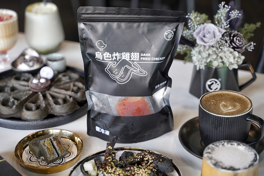 【Vu Cafe•烏色咖啡】黑色系料理,給你全新的感官味覺新體驗!烏色炸雞翅、烏色鬆餅、烏色鳳梨酥,更還有黑色系義大利麵!平日不限時且提供免費wifi,還是間寵物友善餐廳! - 阿華田的美食日記