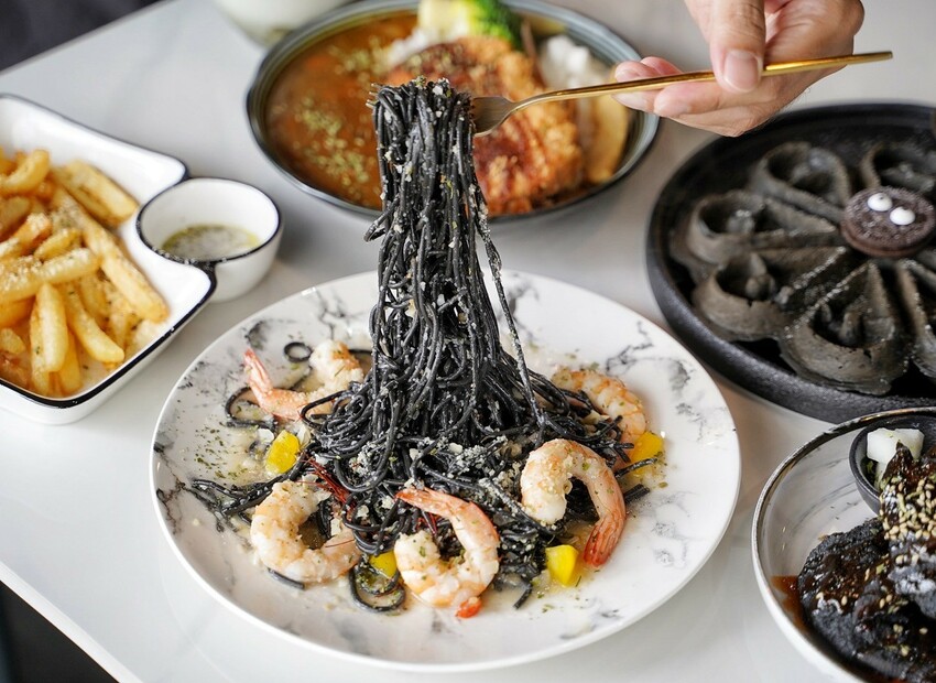 【Vu Cafe•烏色咖啡】黑色系料理,給你全新的感官味覺新體驗!烏色炸雞翅、烏色鬆餅、烏色鳳梨酥,更還有黑色系義大利麵!平日不限時且提供免費wifi,還是間寵物友善餐廳! - 阿華田的美食日記