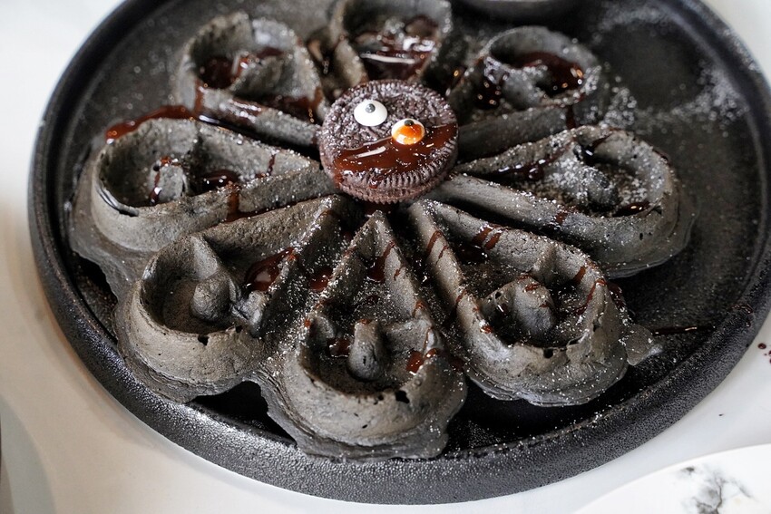 【Vu Cafe•烏色咖啡】黑色系料理,給你全新的感官味覺新體驗!烏色炸雞翅、烏色鬆餅、烏色鳳梨酥,更還有黑色系義大利麵!平日不限時且提供免費wifi,還是間寵物友善餐廳! - 阿華田的美食日記