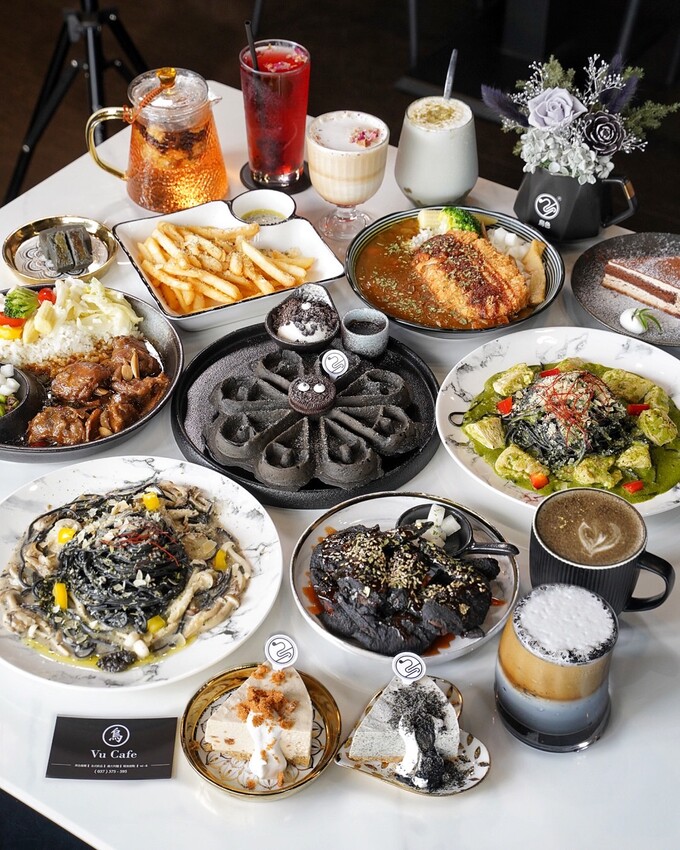 【Vu Cafe•烏色咖啡】黑色系料理,給你全新的感官味覺新體驗!烏色炸雞翅、烏色鬆餅、烏色鳳梨酥,更還有黑色系義大利麵!平日不限時且提供免費wifi,還是間寵物友善餐廳! - 阿華田的美食日記
