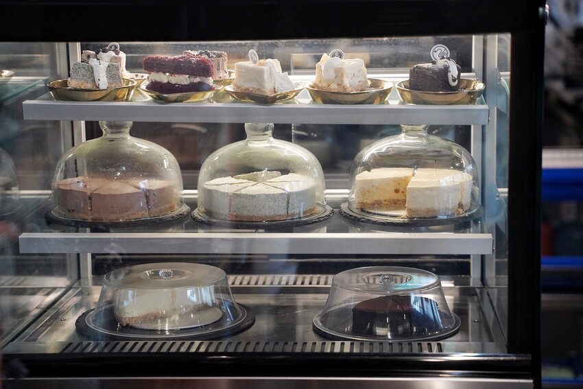 【Vu Cafe•烏色咖啡】黑色系料理,給你全新的感官味覺新體驗!烏色炸雞翅、烏色鬆餅、烏色鳳梨酥,更還有黑色系義大利麵!平日不限時且提供免費wifi,還是間寵物友善餐廳! - 阿華田的美食日記