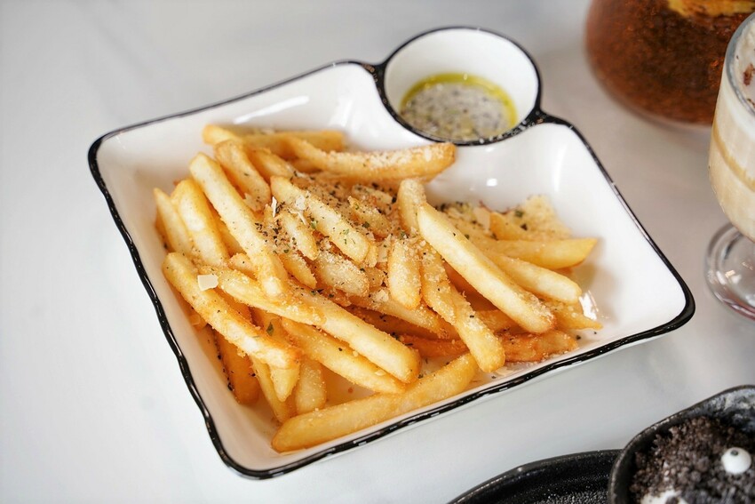 【Vu Cafe•烏色咖啡】黑色系料理,給你全新的感官味覺新體驗!烏色炸雞翅、烏色鬆餅、烏色鳳梨酥,更還有黑色系義大利麵!平日不限時且提供免費wifi,還是間寵物友善餐廳! - 阿華田的美食日記