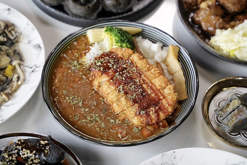 【Vu Cafe•烏色咖啡】黑色系料理,給你全新的感官味覺新體驗!烏色炸雞翅、烏色鬆餅、烏色鳳梨酥,更還有黑色系義大利麵!平日不限時且提供免費wifi,還是間寵物友善餐廳! - 阿華田的美食日記