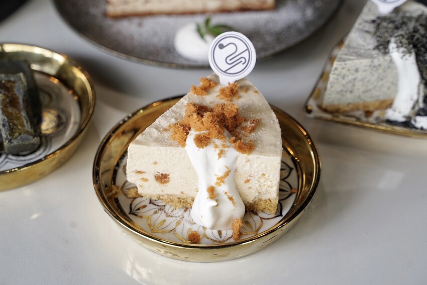 【Vu Cafe•烏色咖啡】黑色系料理,給你全新的感官味覺新體驗!烏色炸雞翅、烏色鬆餅、烏色鳳梨酥,更還有黑色系義大利麵!平日不限時且提供免費wifi,還是間寵物友善餐廳! - 阿華田的美食日記